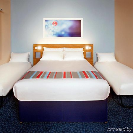 Travelodge Battersea Лондон Екстер'єр фото