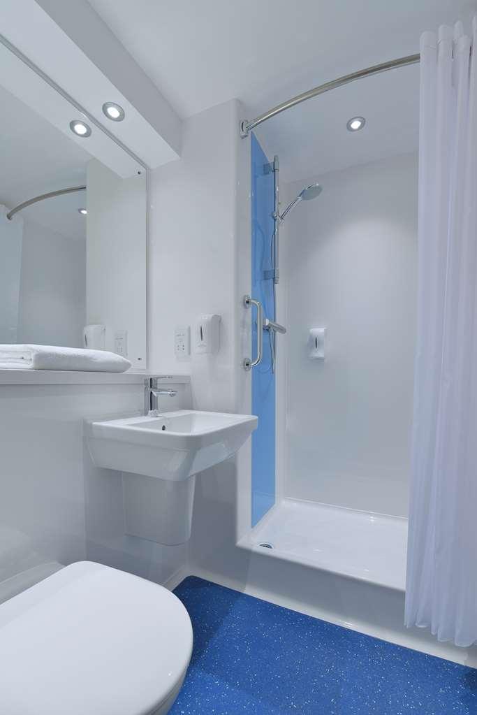 Travelodge Battersea Лондон Номер фото