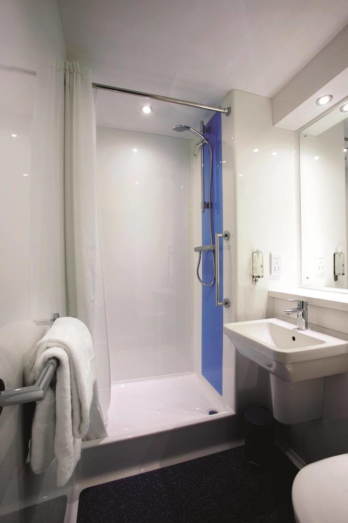 Travelodge Battersea Лондон Екстер'єр фото